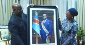 RDC : Félix Tshisekedi reçoit son nouveau portrait officiel des mains de la ministre de la Culture portrait officiel