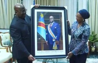 RDC : Félix Tshisekedi reçoit son nouveau portrait officiel des mains de la ministre de la Culture portrait officiel