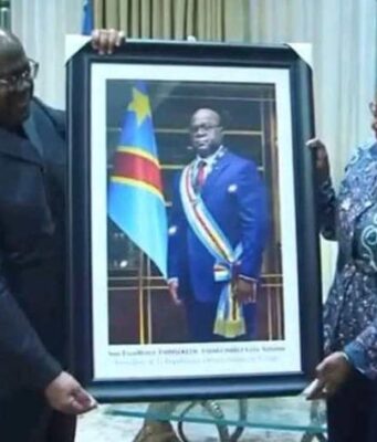 RDC : Félix Tshisekedi reçoit son nouveau portrait officiel des mains de la ministre de la Culture portrait officiel