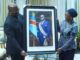 RDC : Félix Tshisekedi reçoit son nouveau portrait officiel des mains de la ministre de la Culture portrait officiel